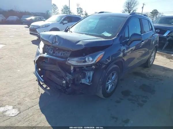3GNCJLSB3JL322587 2018 CHEVROLET TRAX - Image 2