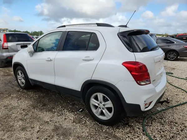 3GNCJLSB3LL215767 2020 CHEVROLET TRAX - Image 2