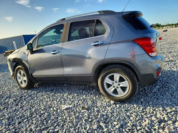 3GNCJLSB3LL258571 2020 CHEVROLET TRAX - Image 2