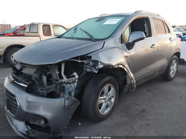 3GNCJLSB4LL295676 2020 CHEVROLET TRAX - Image 2