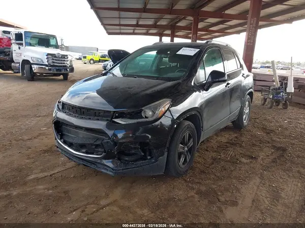3GNCJLSB5JL242157 2018 CHEVROLET TRAX - Image 2