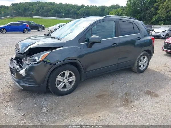 3GNCJLSB5JL250453 2018 CHEVROLET TRAX - Image 2