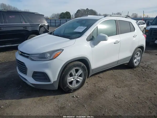 3GNCJLSB5JL257743 2018 CHEVROLET TRAX - Image 2