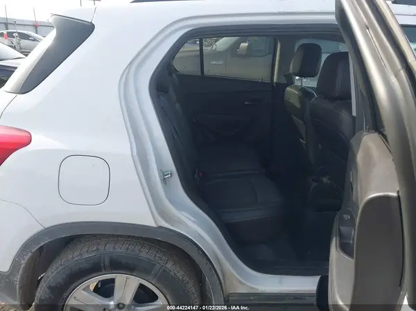 3GNCJLSB5JL257743 2018 CHEVROLET TRAX - Image 8