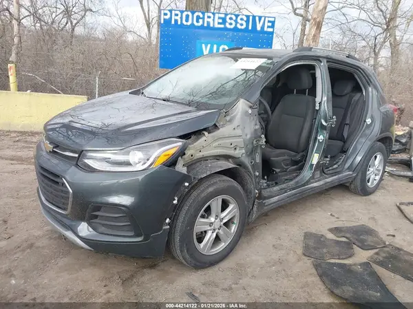 3GNCJLSB5KL261244 2019 CHEVROLET TRAX - Image 2