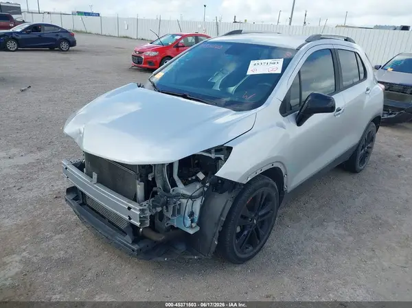 3GNCJLSB6LL121687 2020 CHEVROLET TRAX - Image 2