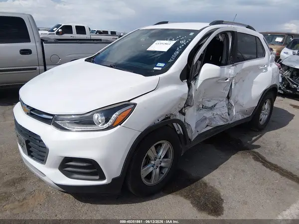 3GNCJLSB7JL401132 2018 CHEVROLET TRAX - Image 2
