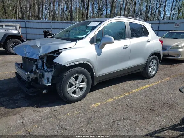 3GNCJLSB7KL352886 2019 CHEVROLET TRAX - Image 2