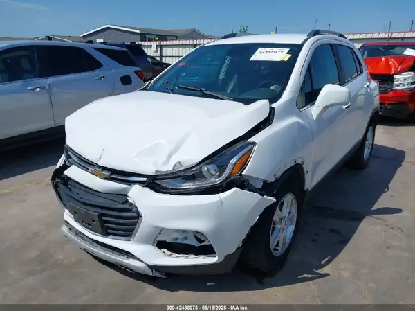 3GNCJLSB7LL320652 2020 CHEVROLET TRAX - Image 2