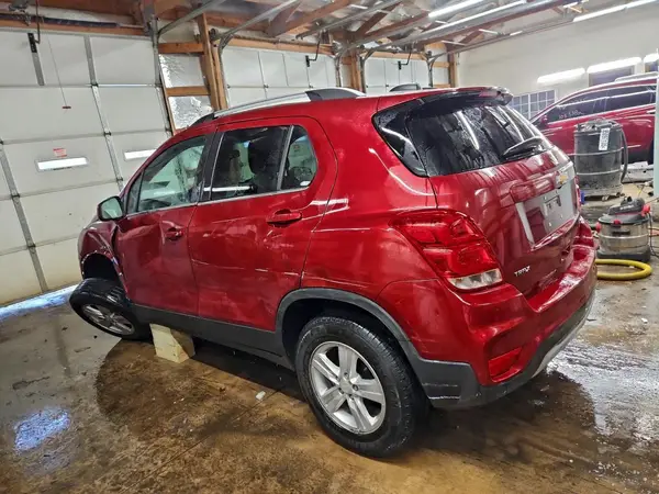 3GNCJLSB8JL255128 2018 CHEVROLET TRAX - Image 2