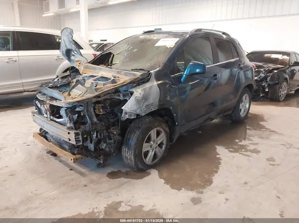 3GNCJLSB8KL398811 2019 CHEVROLET TRAX - Image 2