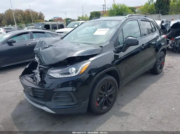 3GNCJLSB8LL221077 2020 CHEVROLET TRAX - Image 2