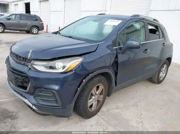 3GNCJLSB9JL323002 2018 CHEVROLET TRAX - Image 2