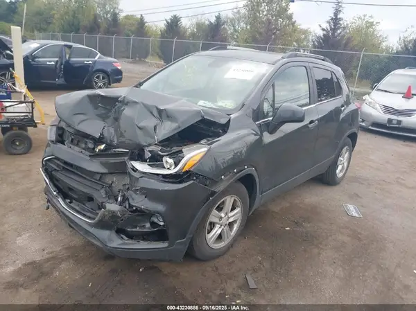 3GNCJLSB9JL325865 2018 CHEVROLET TRAX - Image 2
