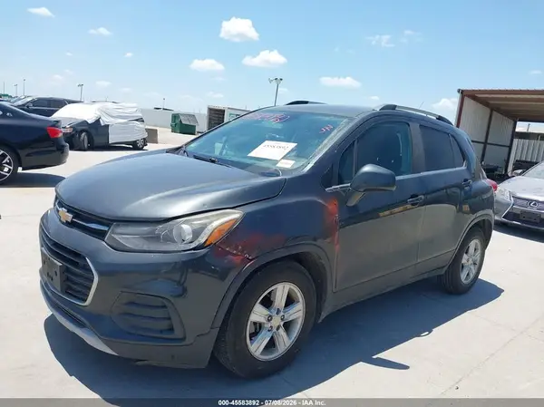 3GNCJLSB9JL402377 2018 CHEVROLET TRAX - Image 2
