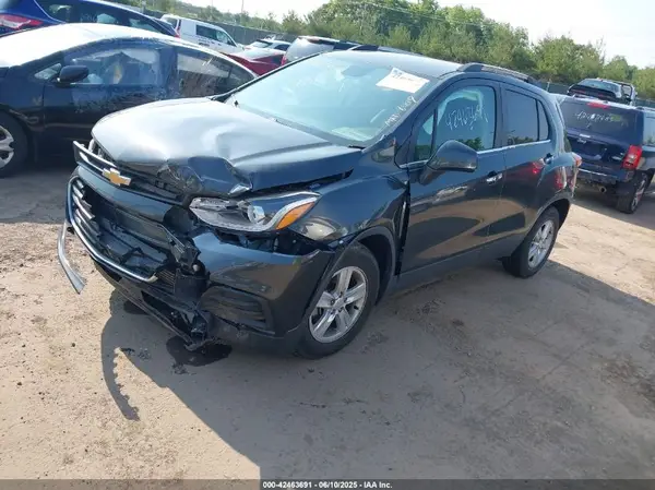 3GNCJLSBXJL351195 2018 CHEVROLET TRAX - Image 2