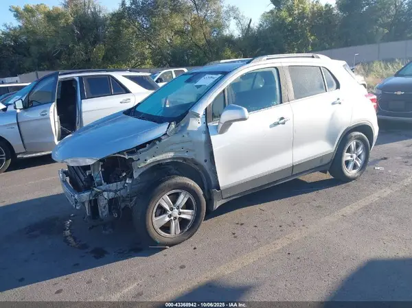 3GNCJLSBXJL360320 2018 CHEVROLET TRAX - Image 2