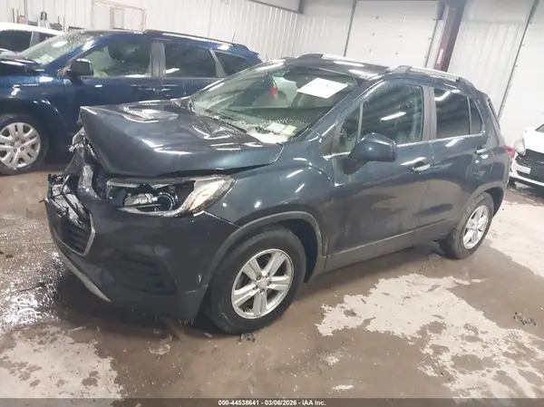 3GNCJLSBXJL369504 2018 CHEVROLET TRAX - Image 2