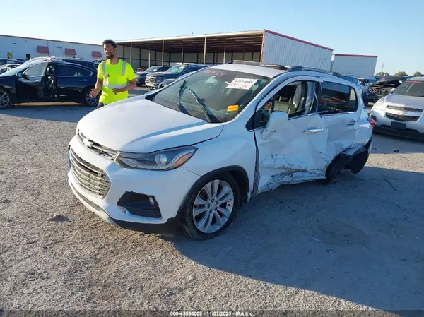 3GNCJMSB5JL330325 2018 CHEVROLET TRAX - Image 2