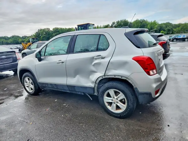 3GNCJNSB0JL191145 2018 CHEVROLET TRAX - Image 2