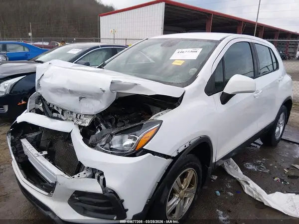 3GNCJNSB0JL390020 2018 CHEVROLET TRAX - Image 2