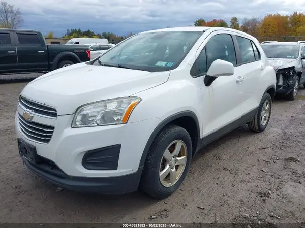 3GNCJNSB1GL220385 2016 CHEVROLET TRAX - Image 2