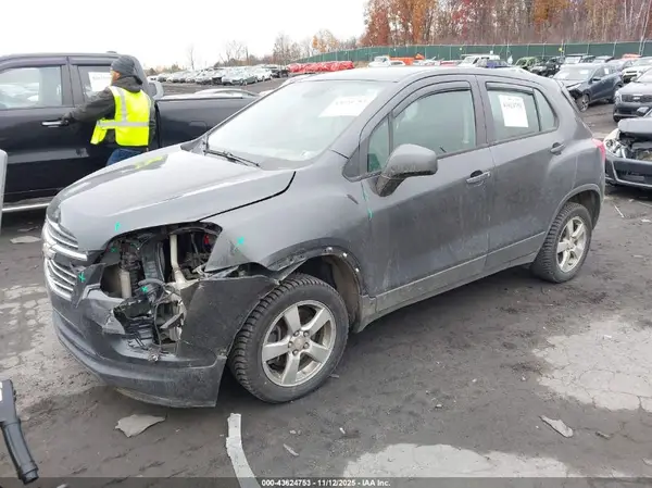 3GNCJNSB1GL261972 2016 CHEVROLET TRAX - Image 2