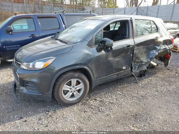 3GNCJNSB2KL282967 2019 CHEVROLET TRAX - Image 2