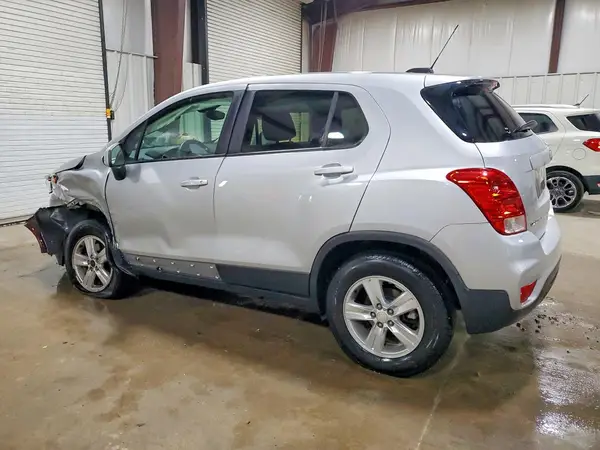 3GNCJNSB2KL325185 2019 CHEVROLET TRAX - Image 2