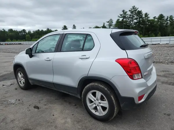 3GNCJNSB2KL332654 2019 CHEVROLET TRAX - Image 2