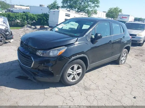 3GNCJNSB3JL310807 2018 CHEVROLET TRAX - Image 2