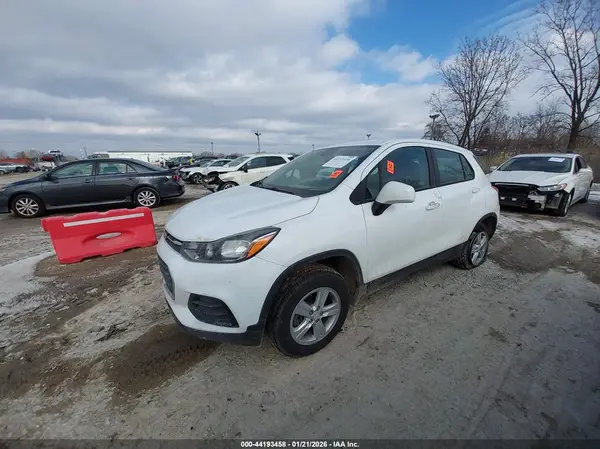 3GNCJNSB3JL368741 2018 CHEVROLET TRAX - Image 2