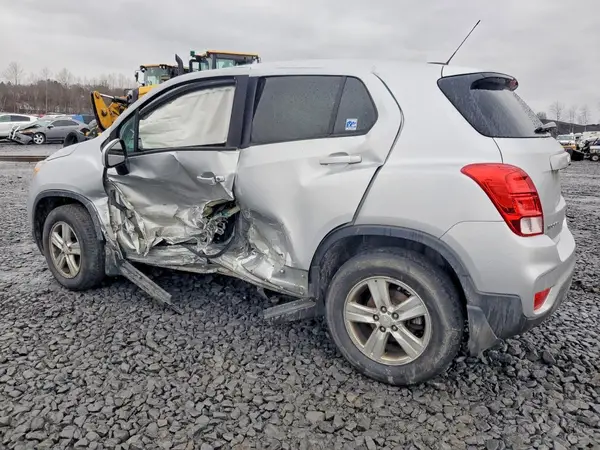 3GNCJNSB3KL285652 2019 CHEVROLET TRAX - Image 2