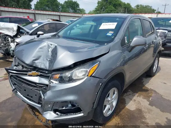 3GNCJNSB4LL195895 2020 CHEVROLET TRAX - Image 2