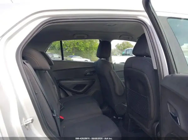 3GNCJNSB5KL118757 2019 CHEVROLET TRAX - Image 8