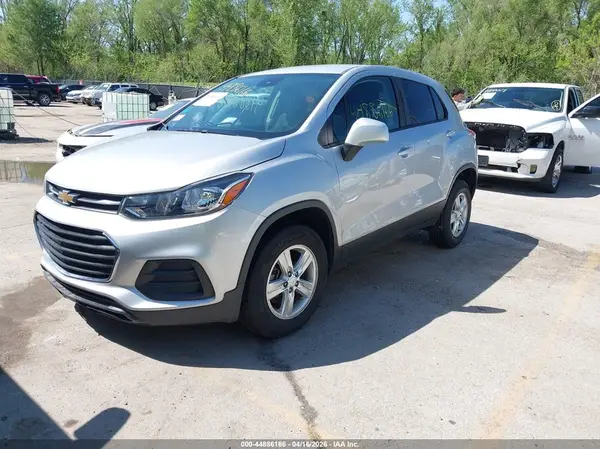 3GNCJNSB5KL175637 2019 CHEVROLET TRAX - Image 2