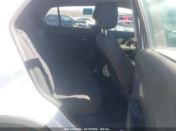3GNCJNSB5KL275804 2019 CHEVROLET TRAX - Image 8