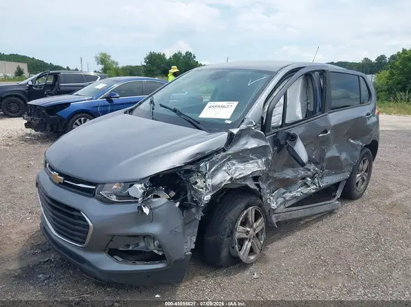 3GNCJNSB5LL259135 2020 CHEVROLET TRAX - Image 2