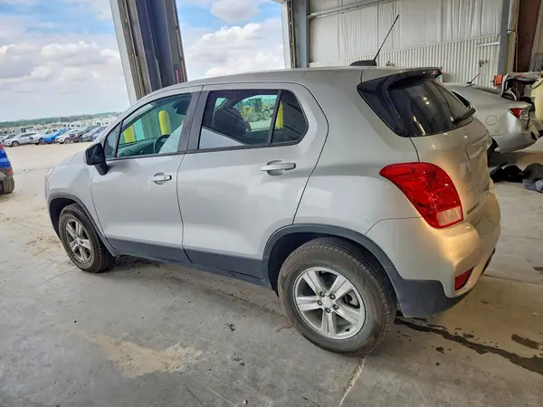3GNCJNSB5LL294628 2020 CHEVROLET TRAX - Image 2