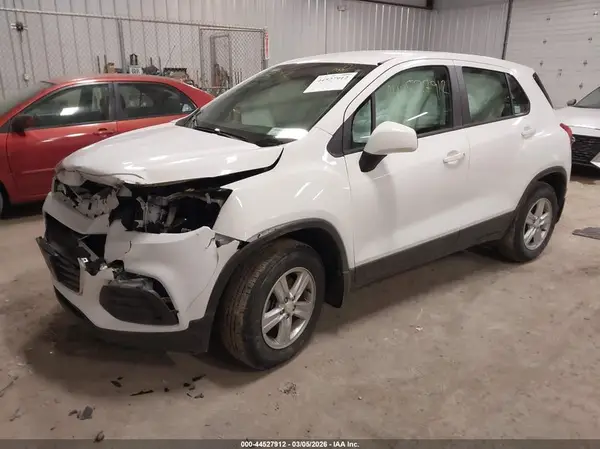 3GNCJNSB6KL390301 2019 CHEVROLET TRAX - Image 2