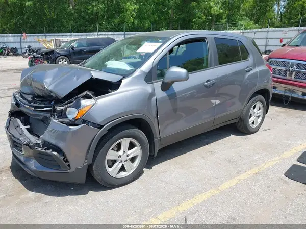 3GNCJNSB6LL257555 2020 CHEVROLET TRAX - Image 2