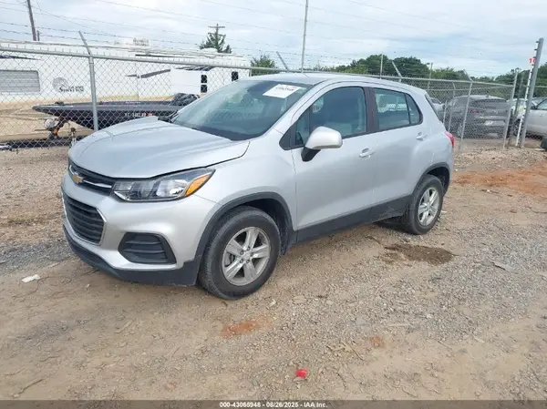 3GNCJNSB7JL225761 2018 CHEVROLET TRAX - Image 2