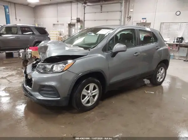 3GNCJNSB7LL297496 2020 CHEVROLET TRAX - Image 2