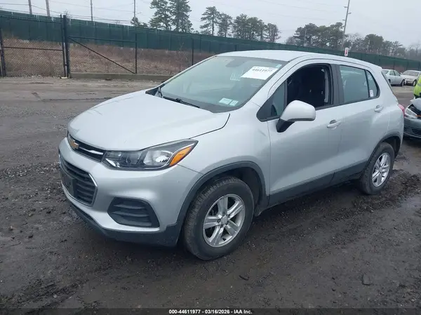 3GNCJNSB8HL271982 2017 CHEVROLET TRAX - Image 2