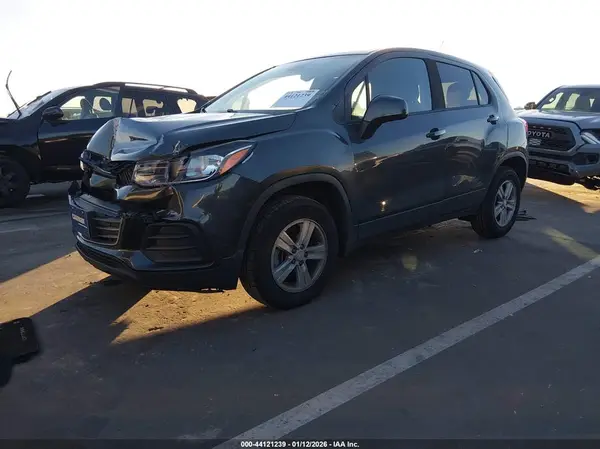 3GNCJNSB8LL192367 2020 CHEVROLET TRAX - Image 2