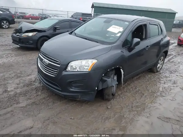 3GNCJNSB9GL246832 2016 CHEVROLET TRAX - Image 2