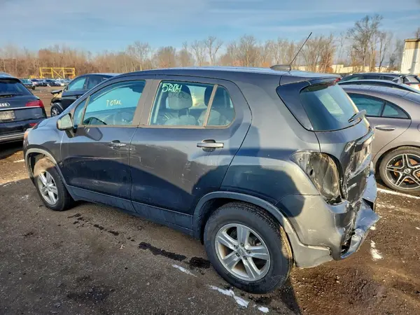 3GNCJNSBXKL113585 2019 CHEVROLET TRAX - Image 2