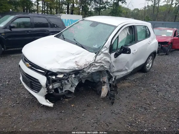 3GNCJNSBXKL134002 2019 CHEVROLET TRAX - Image 2