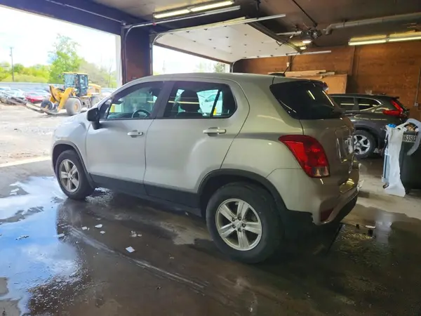3GNCJNSBXKL398496 2019 CHEVROLET TRAX - Image 2