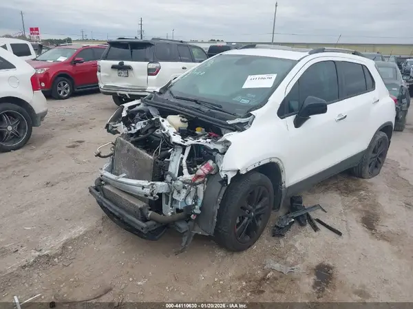 3GNCJPSB1KL239586 2019 CHEVROLET TRAX - Image 2